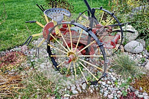 Single Seat Metal Horse Cart Garden Decoration photo
