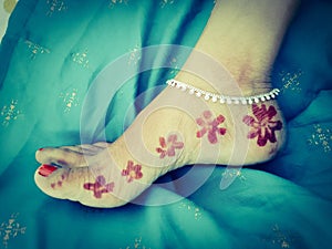 single and simple henna design feet
