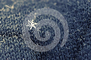Single snowflake on a wool mitten