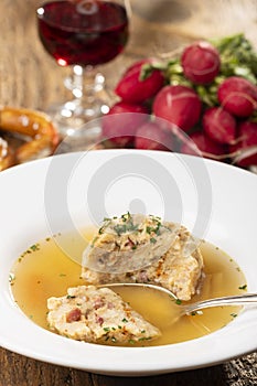 Single speckknoedel in soup