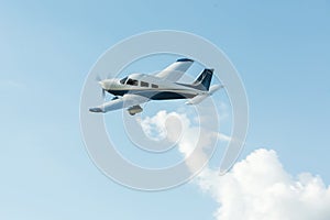 Single turboprop aircraft landing aircraft.