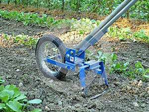 Single wheel cultivator