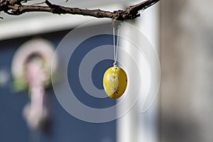 Single yellow easter egg background