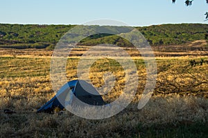 Cámping en naturaleza sobre el pradera en el valle 