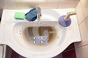 sink with dirty water because of the blockage.