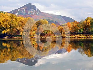 Srkať kopec a rieka v jeseni 