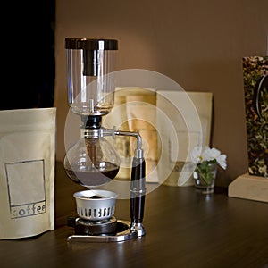 Siphon vacuum coffee maker