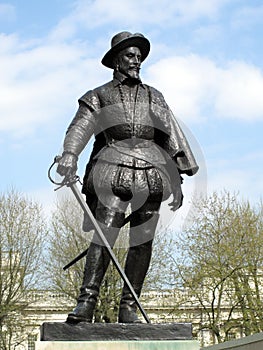 Sir Walter Raleigh Statue photo