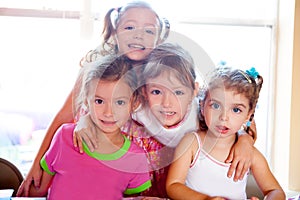 Sestra a přátelé dítě dívky v obejmout šťastný společně 