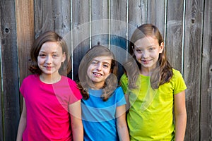 Sestra a přátelé dítě dívky portrét na šedá 