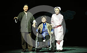 Sitting in a wheelchair predecessors-Jiangxi OperaBlue coat