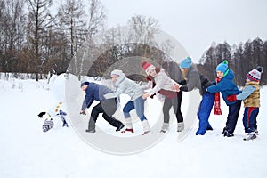 Six people play - try to raise upside down big photo