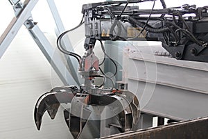 Six-petalled industrial crane