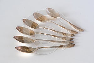 Six tarnished silver tea spoons