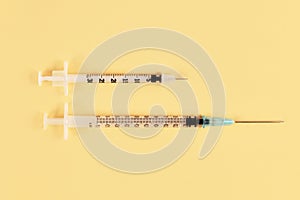 Size comparison between a 0,3 ml insulin syringe and a 1ml tuberculin syringe