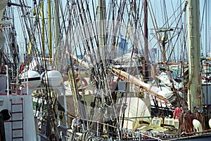 Size sailing ships at the quayside