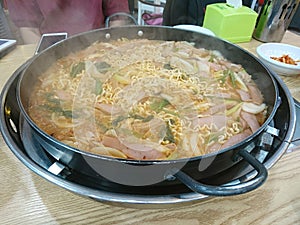 Sizzling hotpot noodle