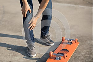 Skateboarder got spirts injury skateboarding