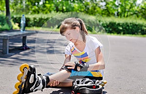 Skater nursing an injured knee