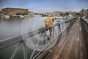 Puente dorado corona sobre el puente 