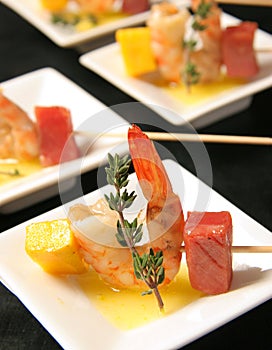 Skewers with prawns, pineapple and cold cuts