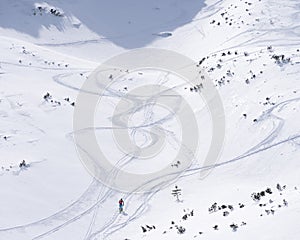 Skialpinista toulající se alpským údolím plným sněhu, Slovensko, Evropa