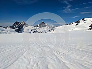 Sciare svizzero montagne gli sport sul ghiacciaio. estremo avventura sci. la neve 