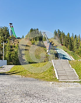 Skokanský štadión na brehu Štrbského jazera na Slovensku.