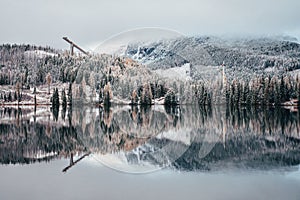 Skok na lyžiach v zimnej prírode. Slovensko, Vysoké Tatry, Štrbské pleso