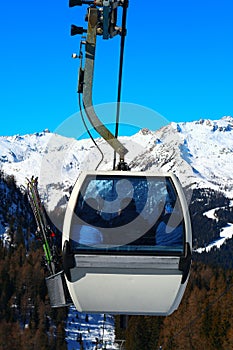 Ski lift gondola