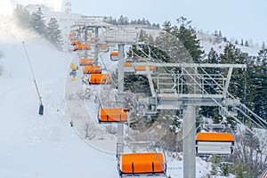 Skifahren aufzüge durch berg im die stadt skigebiet 