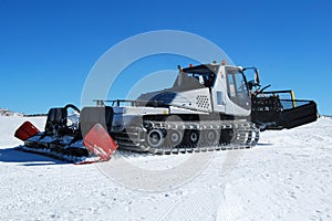 Ski piste snow groomer machine