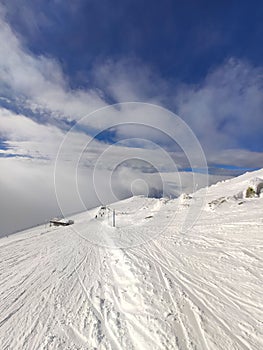 Lyžiarske stredisko svah nad oblakmi slovensko Tatry
