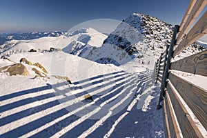 Lyžiarske stredisko na Slovensku. Vysoké Tatry. Vrchol Chopku za slnečného dňa.