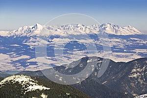 Lyžiarske stredisko na Slovensku. Vysoké Tatry. Vrchol Chopku za slnečného dňa.