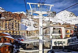 Ski slope and chairlift in the middle of the village, in Val Thorens