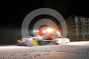 Ski slope cleaning machine