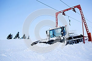 Ski slope preparation machine