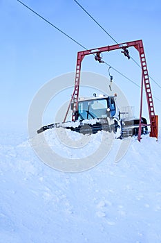 Ski slope preparation machine