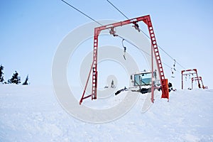 Ski slope preparation machine