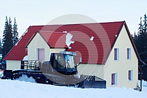 Ski slope preparation machine