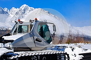 Ski slope preparation machine