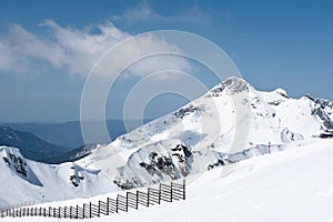 Esquiar pendientes sobre el cima, 