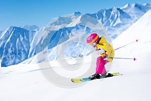Esquiar a la nieve divertido. esquiar. deporte 