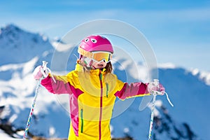 Lyžiarskeho a sneh zábava. lyžovanie. šport 