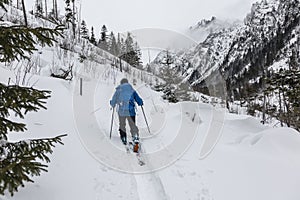 Skituristický průvodce vede skupinu v lavinově nebezpečném backcountry oblasti v zasněžených Vysokých Tatrách na Slovensku