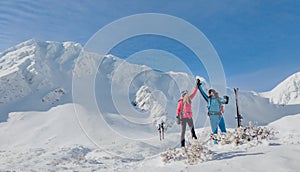 Skialpinistický pár na vrchole hory v Nízkych Tatrách na Slovensku.