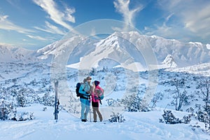 Lyžiarska dvojica na prestávke na vrchole hory v Nízkych Tatrách na Slovensku.