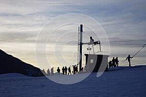 Silueta lyžiarskych vlekov s národmi vo Vysokých Tatrách na Slovensku