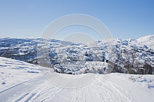 Ski track to the edge